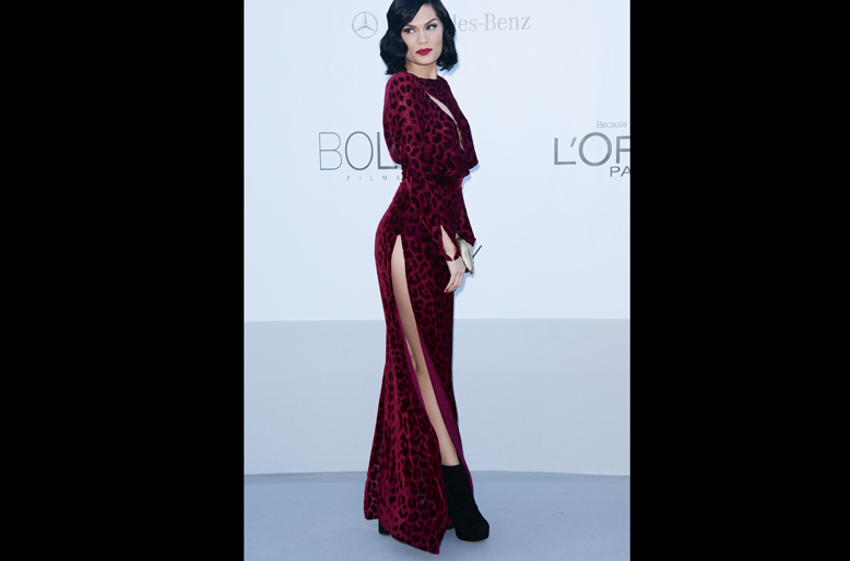 Högre slits än Jessie J:s får man leta efter. Högre slits än Jessie J:s får man leta efter.