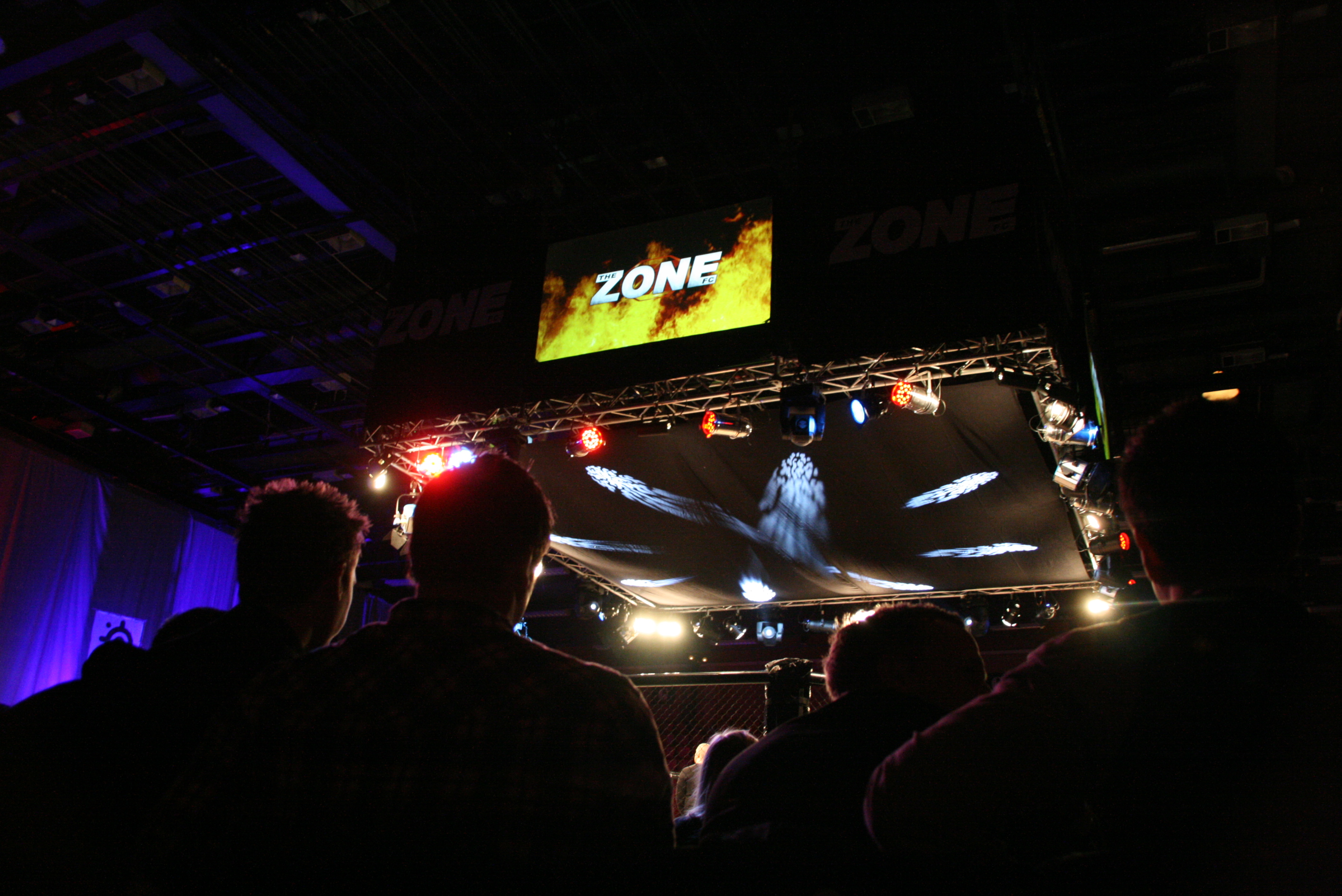 Drygt 2000 personer samlades under lördagskvällen i Lisebergshallen i Göteborg för MMA-galan The Zone FC 8 "Inferno".