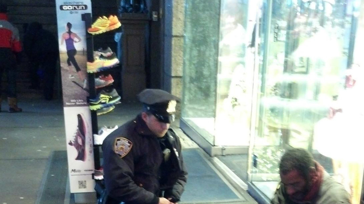 Den hemlöse mannen gick barfota på New Yorks gator – då ryckte polisen in.