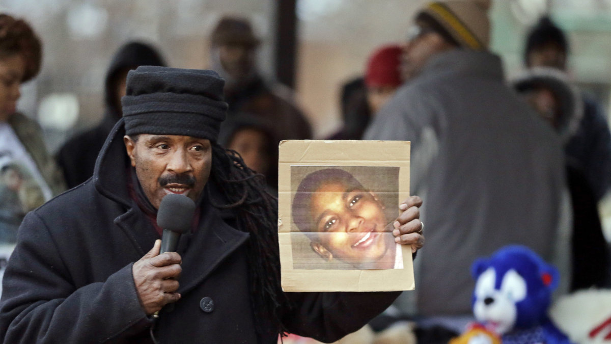 Aktivisten Art McCoy håller upp en bild av 12-årige Tamir Rice.