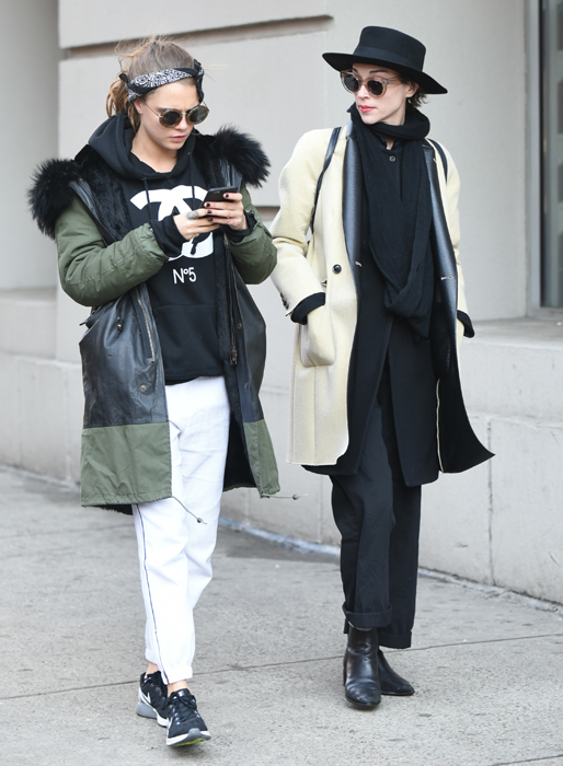 Cara Delevingne med vad som ryktas vara hennes nya kärlek, artisten St Vincent, eller Annie Clark som hon egentligen heter. Cara Delevingne med vad som ryktas vara hennes nya kärlek, artisten St Vincent, eller Annie Clark som hon egentligen heter.