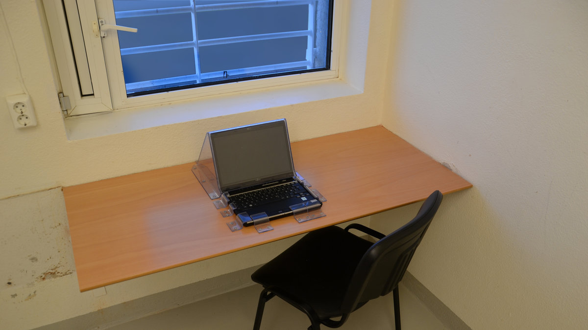 I veckan släppte Ila-fängelset bilder på Breiviks tre celler. Här sitter han och skriver.
