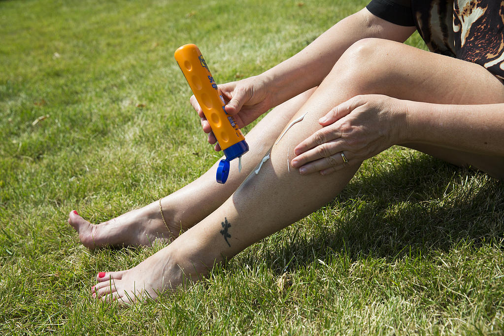 Smörjer benen med solskyddsfaktor SPF Smörjer benen med solskyddsfaktor SPF