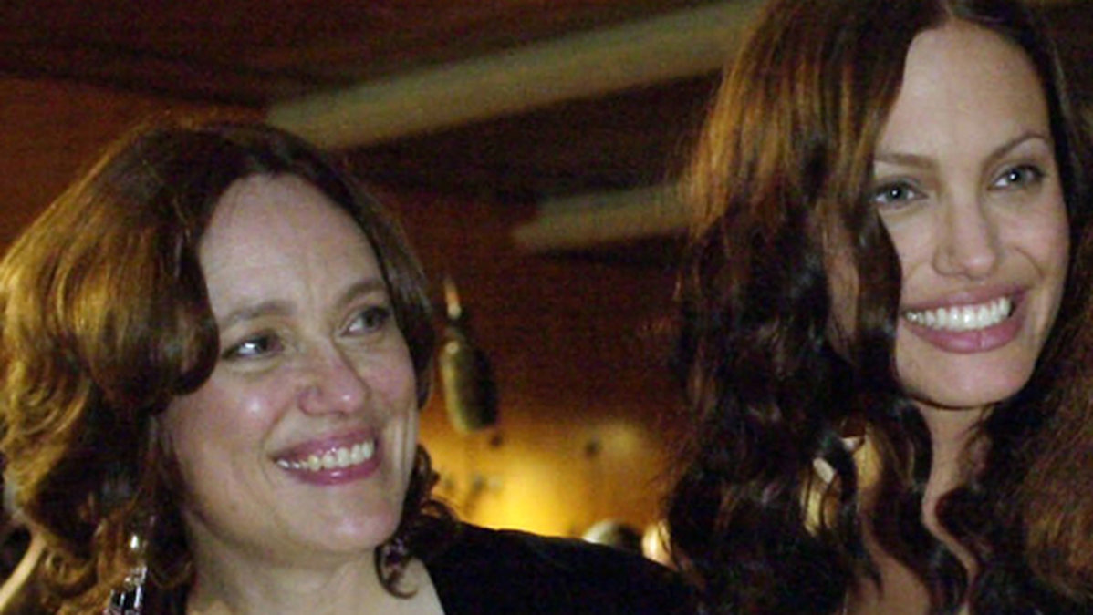 Angelina med sin mamma Marcheline Bertrand som förlorade kampen mot cancern och dog år 2007. Hon blev bara 56 år. 