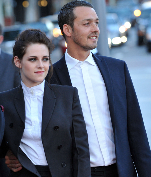Ingen kände till Rupert Sanders eller hans verk, förrän Kristen Stewart hade en affär med honom. Och ja, fick en hel drös av arga Twilight- och Roberrt Pattinson-fans arga. Rupert regisserade en storfilm Kristen hade en roll i. Det enda ledde till det andra och plötsligt hade båda varit otrogna mot sina respektive. Ingen kände till Rupert Sanders eller hans verk, förrän Kristen Stewart hade en affär med honom. Och ja, fick en hel drös av arga Twilight- och Roberrt Pattinson-fans arga. Rupert regisserade en storfilm Kristen hade en roll i. Det enda ledde till det andra och plötsligt hade båda varit otrogna mot sina respektive.