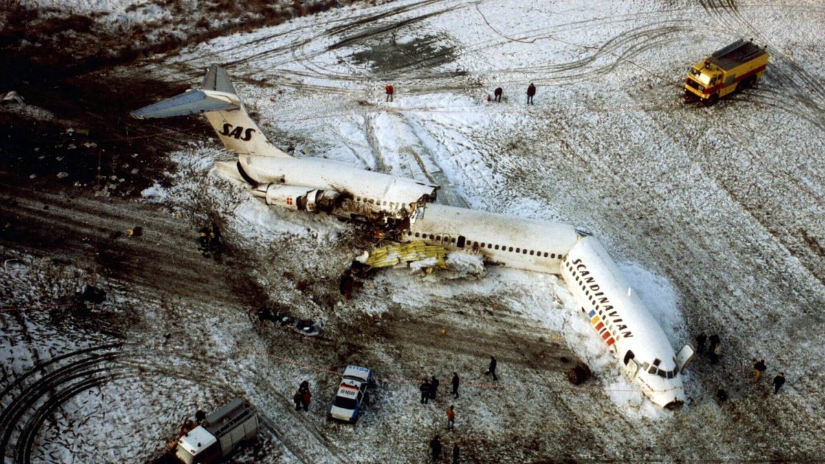 Det var 27 december 1991. Flygplanet skulle gå från Arlanda till Warszawa via Köpenhamn. Men bara någon minut efter starten från Arlanda 08.48 slutade motorerna att fungera.

Planet fick då göra en nödlandning och haverera på en åkeri Gottröra socken i Uppland. Där bröts den i tre delar.
