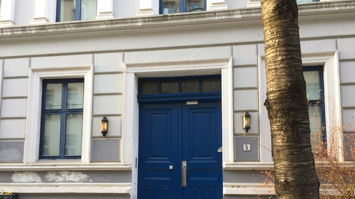 Porten till huset där lägenheten i Oslo ligger. Här brukar både fans och Pokémon Go-spelare samlas.