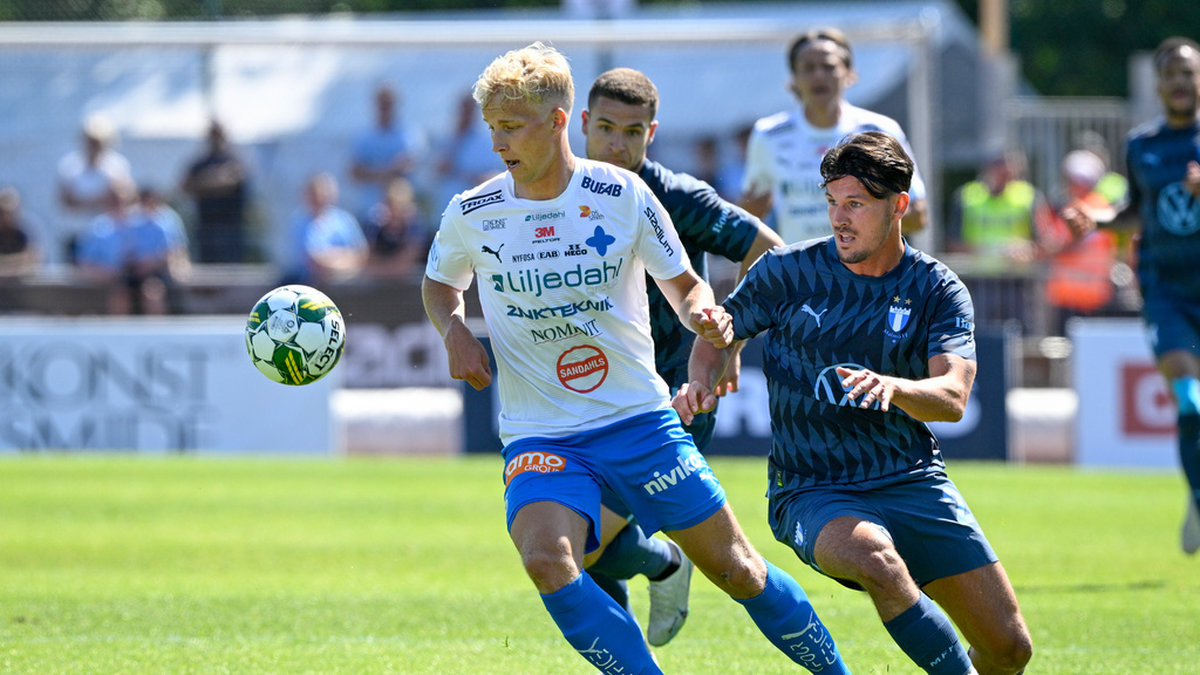 Victor Larssons IFK Värnamo får in 36 procent av sina intäkter från tv-rättigheter – för Malmö FF och Stefano Vecchia (till höger) är siffran åtta procent. Arkivbild.