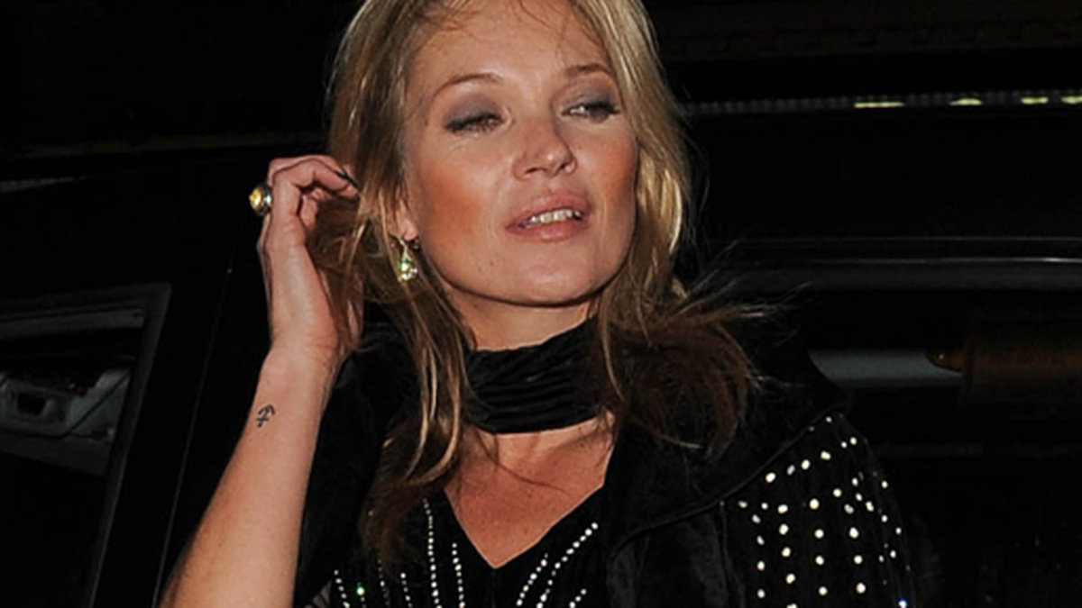 Vadå hashtag "Osminkad"? Kate Moss snålar inte på bronzern när hon går på ett event för sminkmärket Rimmel. 