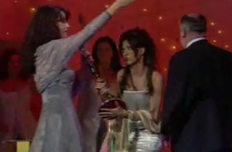 1999: Efter att Charlotte Perelli hade vunnit Eurovisionfestivalen som detta år hölls i Israel skulle den föregående vinnaren Dana International lämna över pokalen till Perelli.