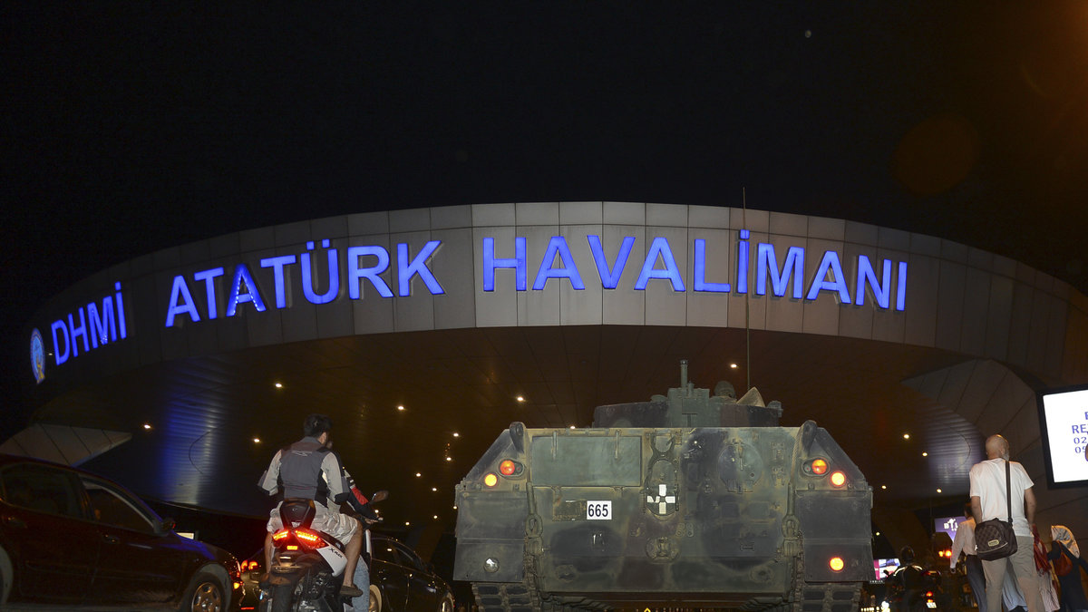 Pansarvagn utanför Istanbuls flygplats Ataturk.
