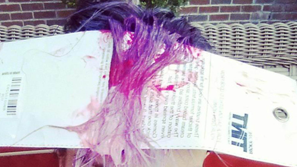 Lily Allen färgar håret. 
