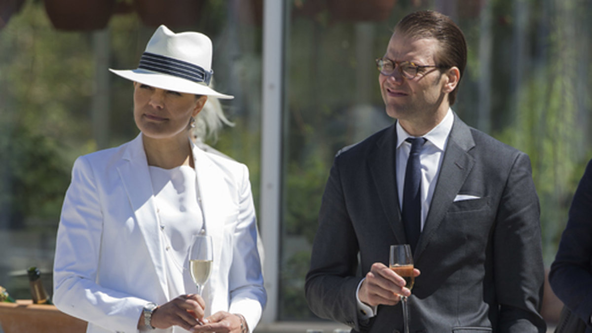 Kronprinsessan Victoria och Daniel tar ett glas på Gotland.