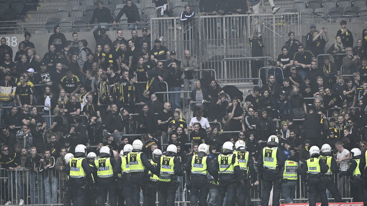 AIK-anhängare gick till attack mot polisen i samband med söndagens förlustderby mot Djurgården på Tele2 arena. AIK ligger näst sist i allsvenskan.