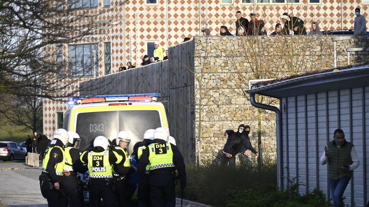 April 2022: Motdemonstranter kastar sten mot kravalllutrustad polis och en polisbuss vid Skånegården i Malmö där Rasmus Paludan, partiledare för det danska högerextrema partiet Stram kurs, höll en manifestation. Arkivbild.