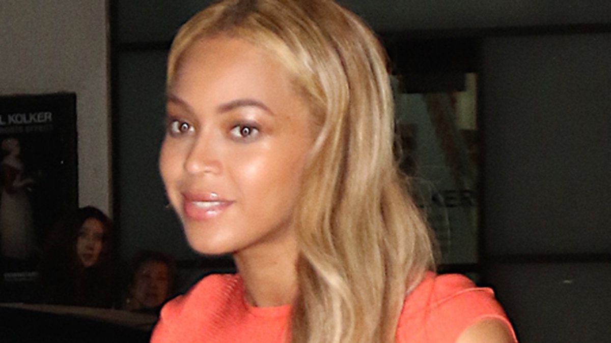 Beyoncé kör färgglada kläder i New York.