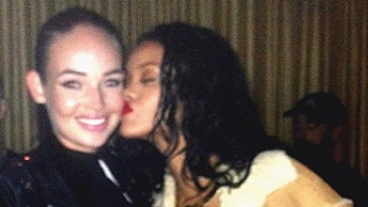 Här ser vi Ellen på en fest med Rihanna.