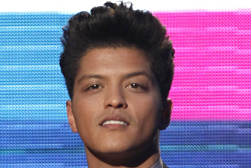 Artisten Bruno Mars tyckte kanske att hans riktiga namn Peter Gene Hernandez inte var lika slagkraftigt. Artisten Bruno Mars tyckte kanske att hans riktiga namn Peter Gene Hernandez inte var lika slagkraftigt.