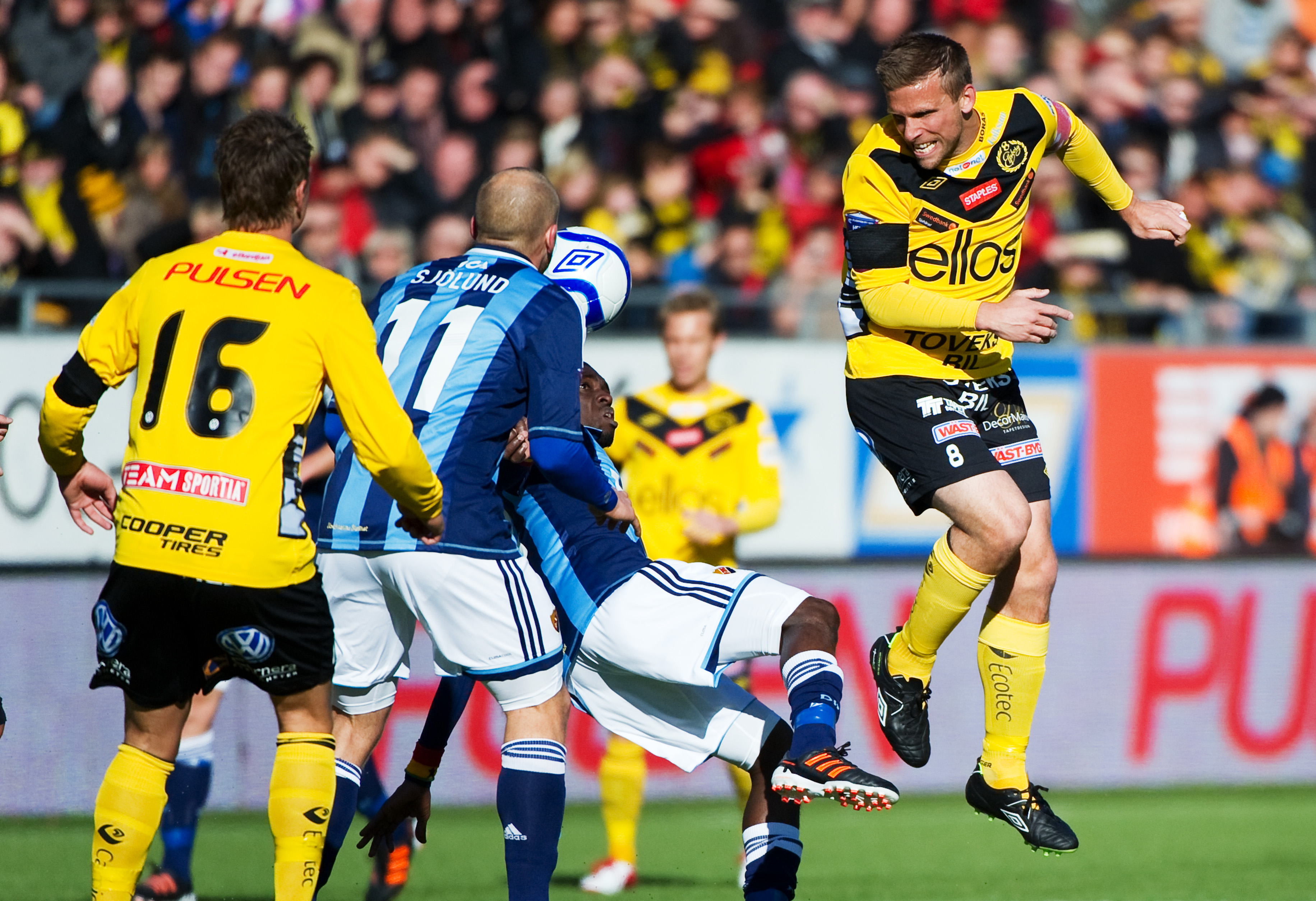 Anders Svensson i luftduell mot djurgårdare. Anders Svensson i luftduell mot djurgårdare.