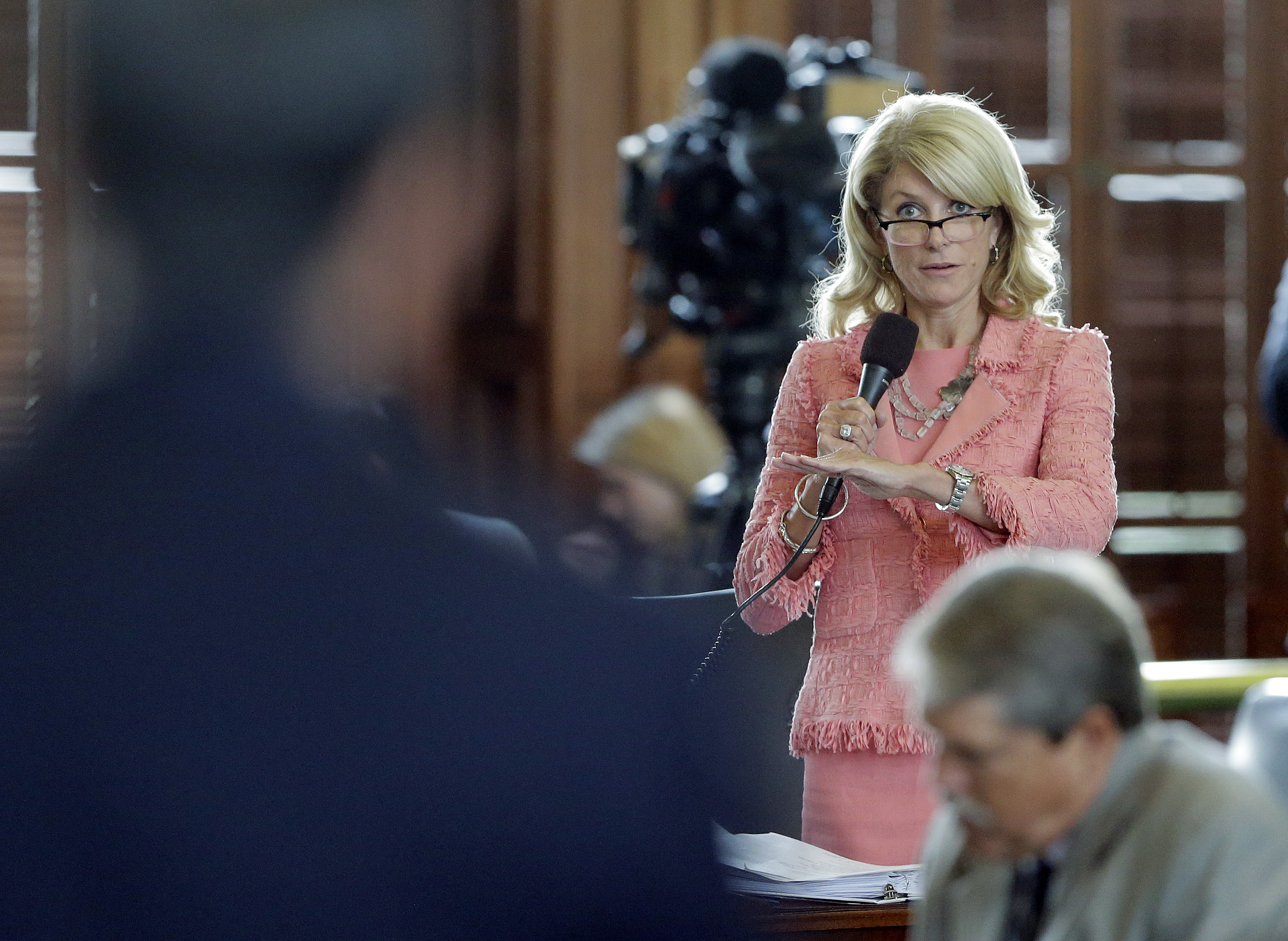 Wendy Davis som stod upp i 11 timmar utan att gå på toaletten för att genom filibustring kämpa mot en abortlag i Texas skulle röstas igenom och därmed stänga 37 av Texas 42 abortkliniker. Wendy Davis som stod upp i 11 timmar utan att gå på toaletten för att genom filibustring kämpa mot en abortlag i Texas skulle röstas igenom och därmed stänga 37 av Texas 42 abortkliniker.