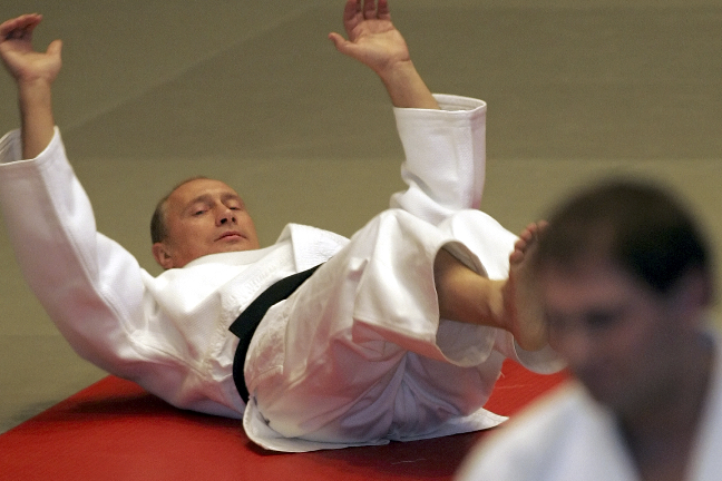 Vladimir har svart bälte och tränar judo. 