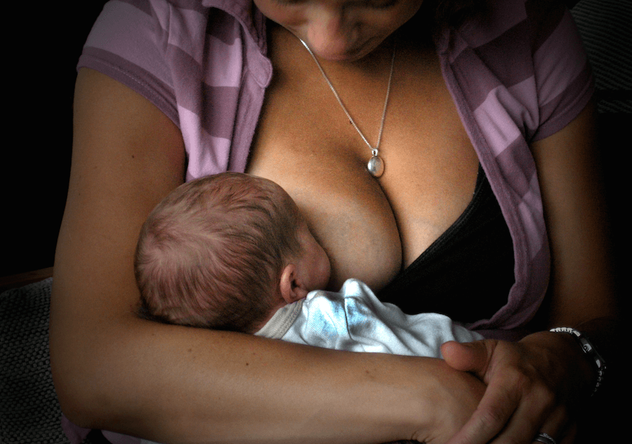 Brösten är i första hand till för att mata sitt barn, skriver mamman.