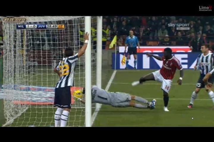 Här ser man hur Juventus målvakt Gianluigi Buffon rensar undan bollen för sent. Inte heller linjedomaren, som hade perfekt synvinkel, tyckte att det var mål.