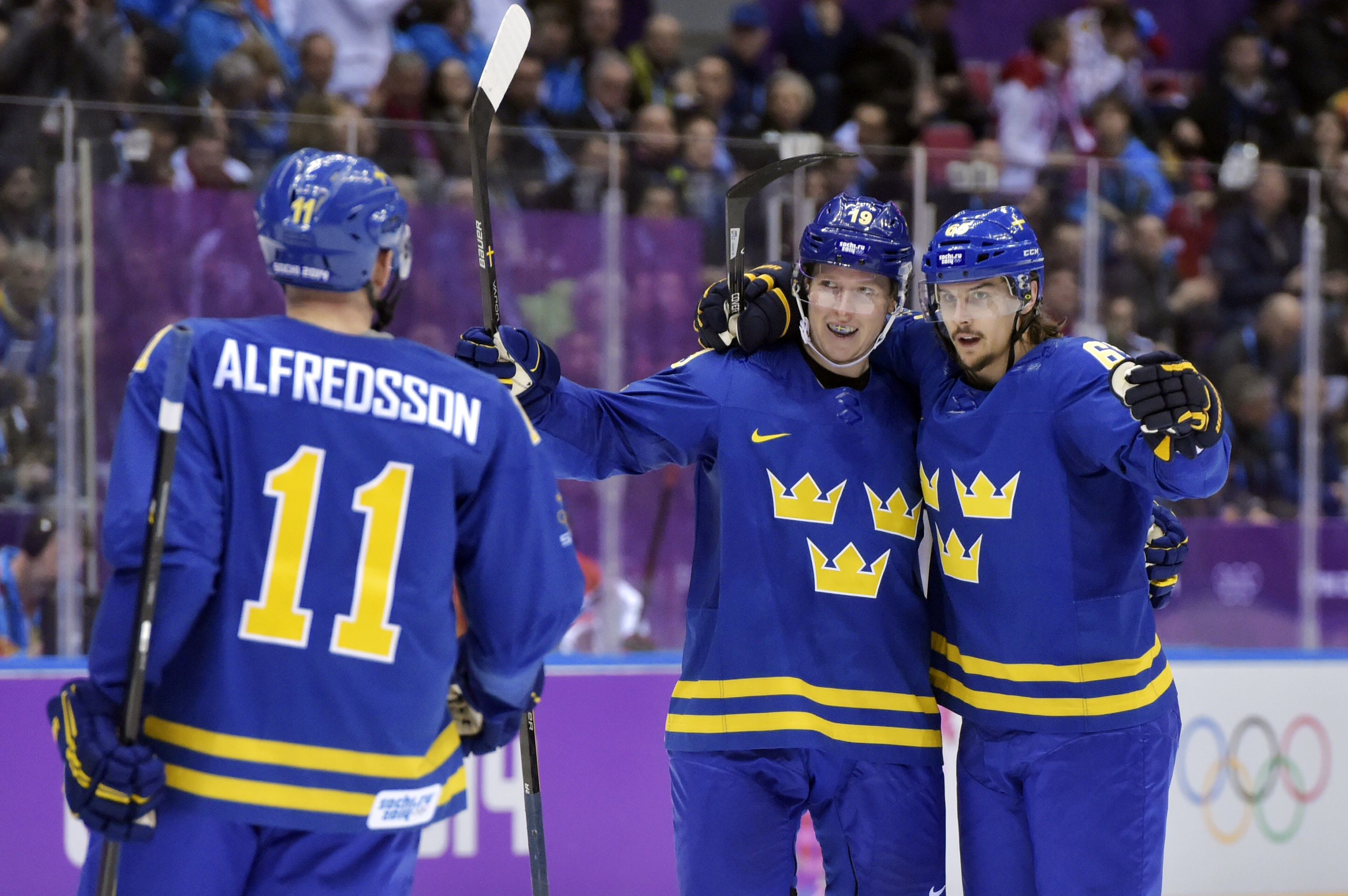 Sveriges Daniel Alfredsson, Nicklas Bäckström och Erik Karlsson jublar efter 0-4 målet. Sveriges Daniel Alfredsson, Nicklas Bäckström och Erik Karlsson jublar efter 0-4 målet.