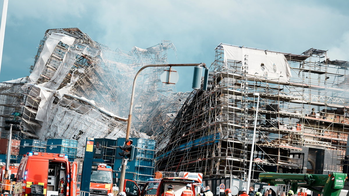 Den rasade ytterväggen på brandhärjade Børsen i centrala Köpenhamn.