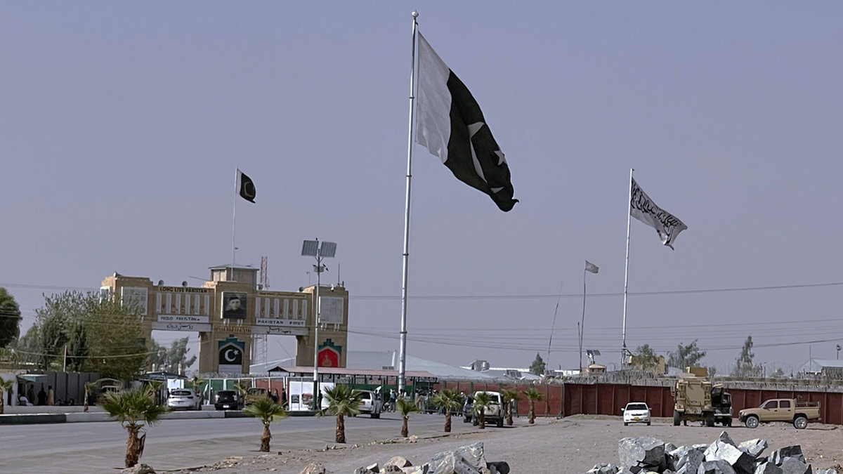Pakistanska och talibanska flaggor vajar på varsin sida av gränsen. Arkivbild.