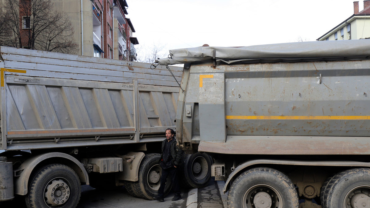 Etniska serber i norra Kosovo har rest vägbarrikader. Bilden är från staden Mitrovica på onsdagen.