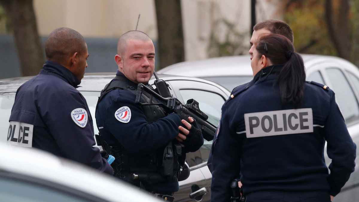 Fransk polis på platsen där läraren attackerades.