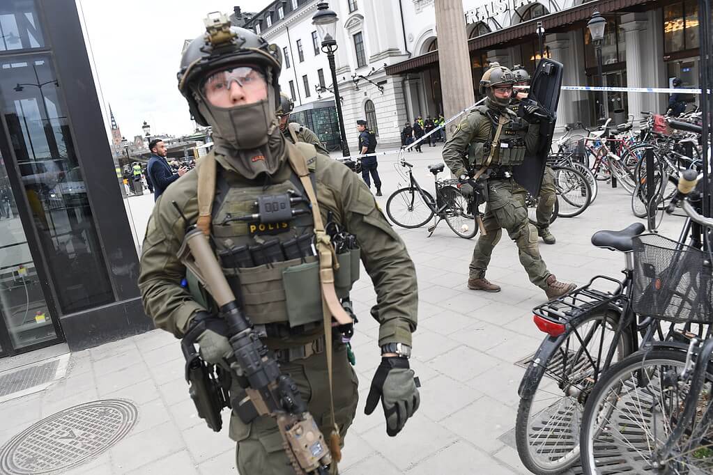 Poliser syntes på de flesta platser i Stockholm. Poliser syntes på de flesta platser i Stockholm.