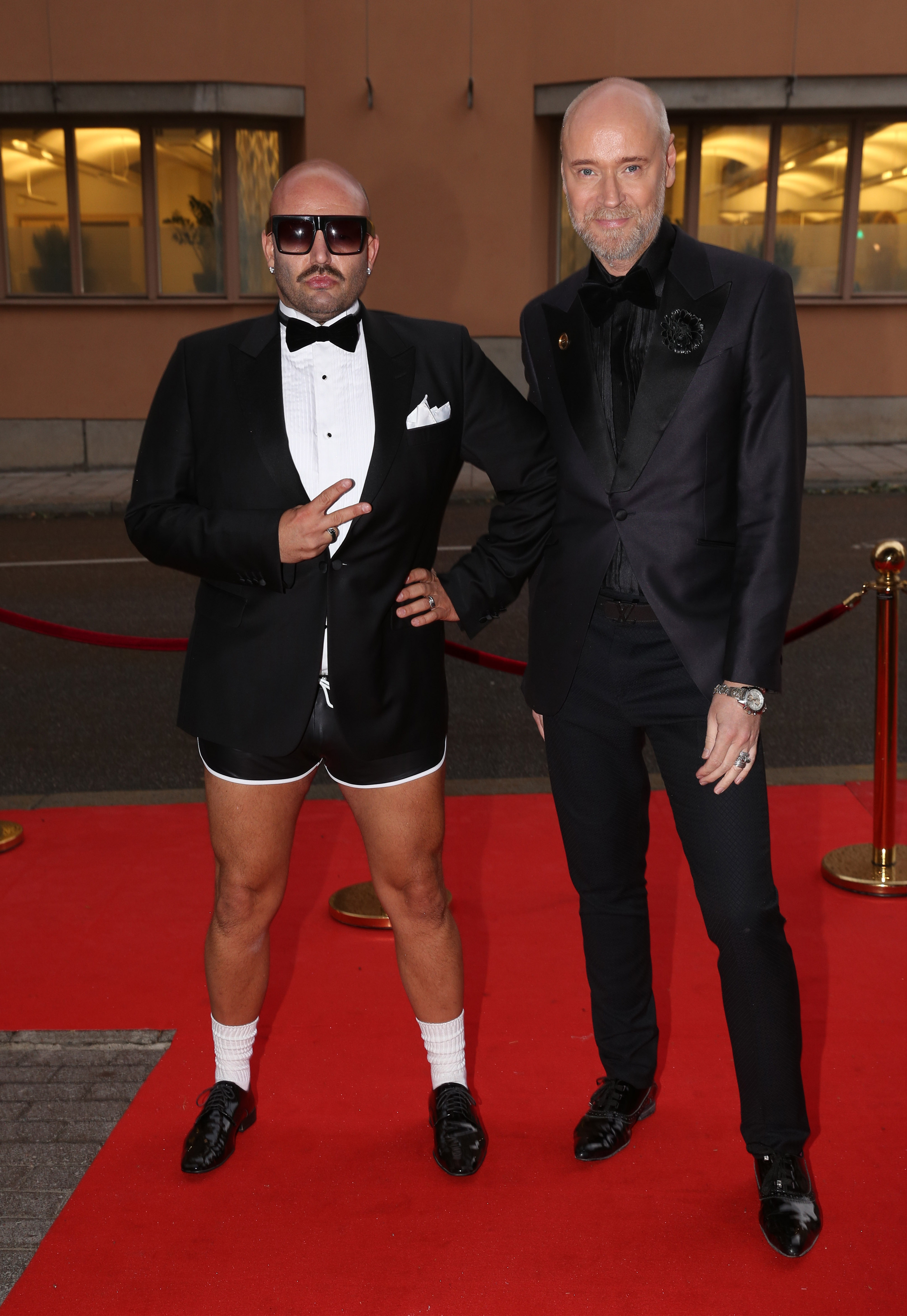 Stylisten Jonas Hallberg (i kvällens kortaste outfit) och designern Lars Wallin. 