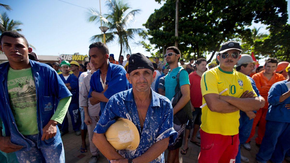 Brasilianarna är missnöjda med att miljarder satsar på ett VM när fattigdomen är så utbredd i landet. 