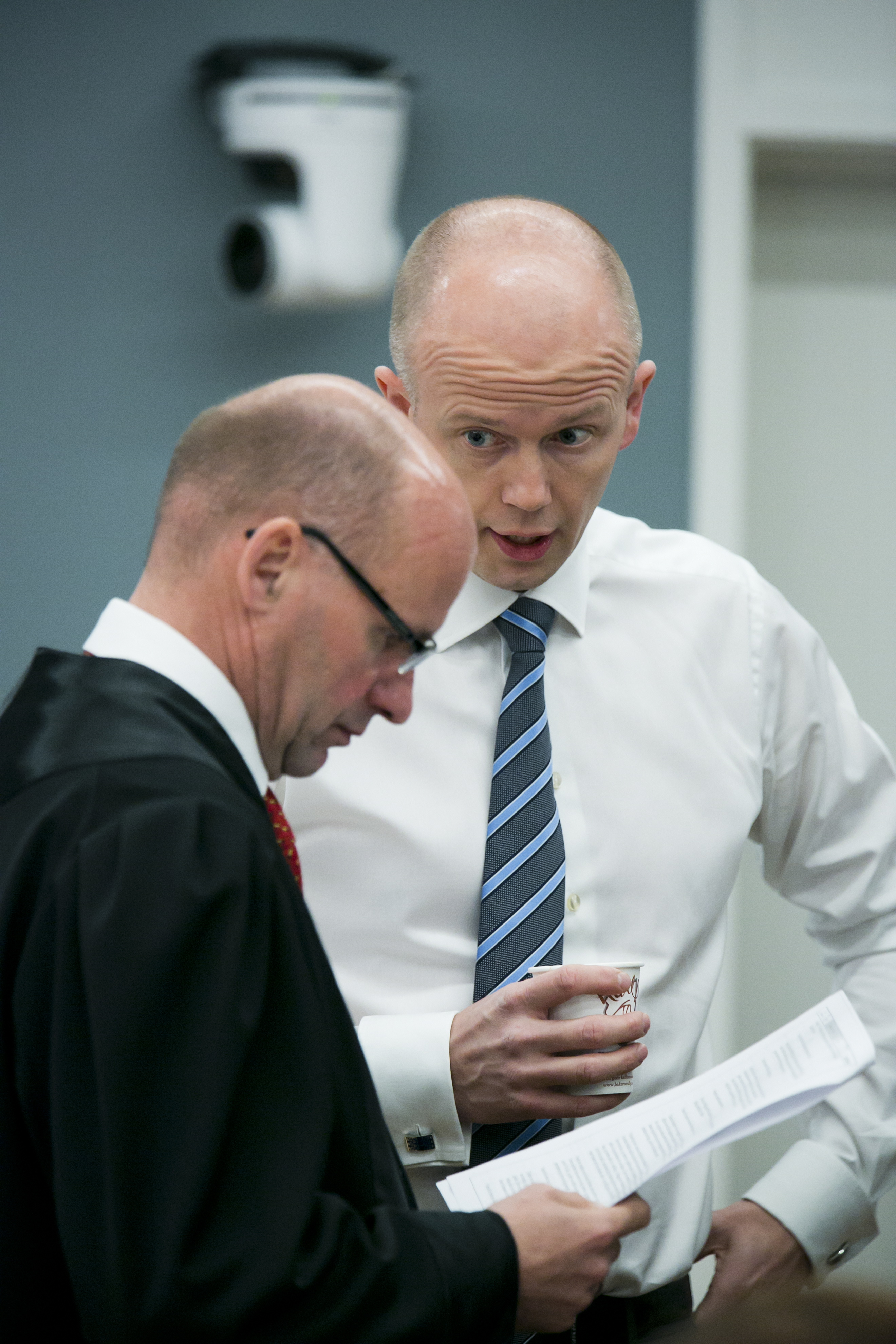 Åklagare Svein Holden i samtal med Breiviks advokat Geir Lippestad.