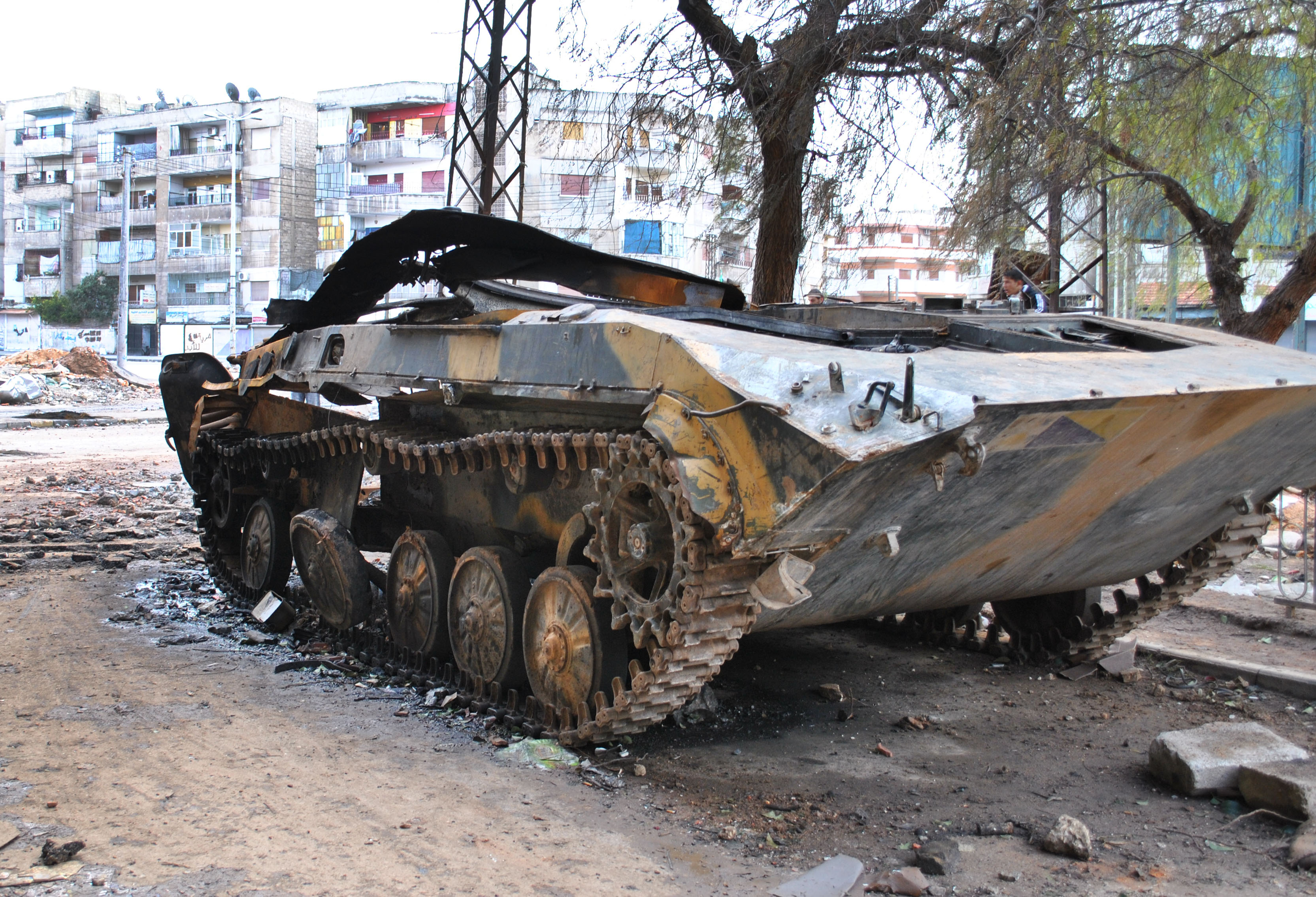 En utbränd stridsvagn tillhörande den syriska regeringen.
