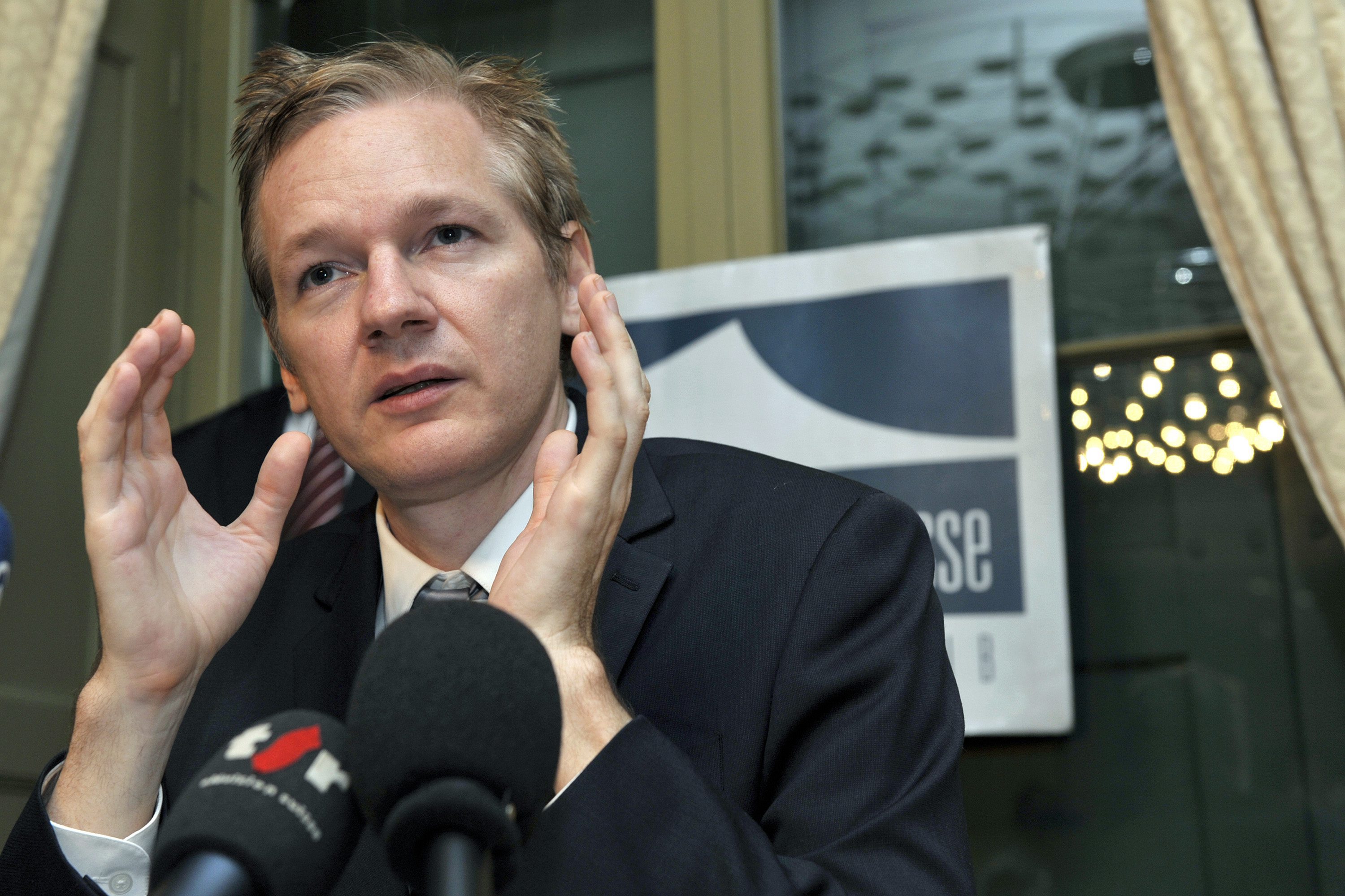 Julian Assange, Piratpartiet, Våldtäkt 