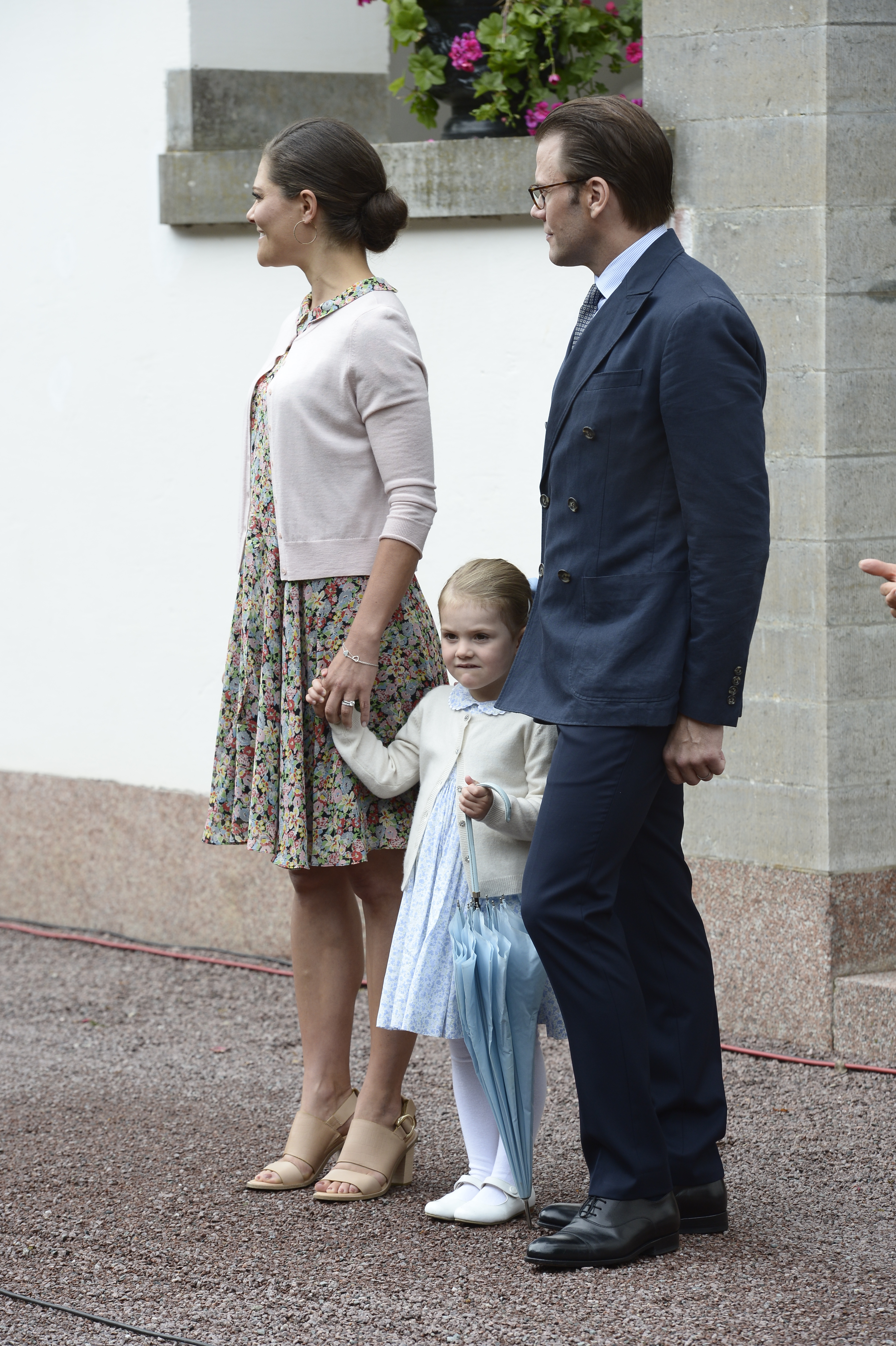 Håller mamma i handen. Håller mamma i handen.