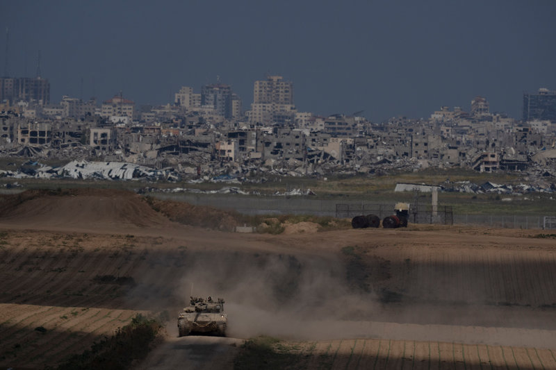 En israelisk stridsvagn utanför krigshärjade Gazaremsan, fotograferat från södra Israel på tisdagen.
