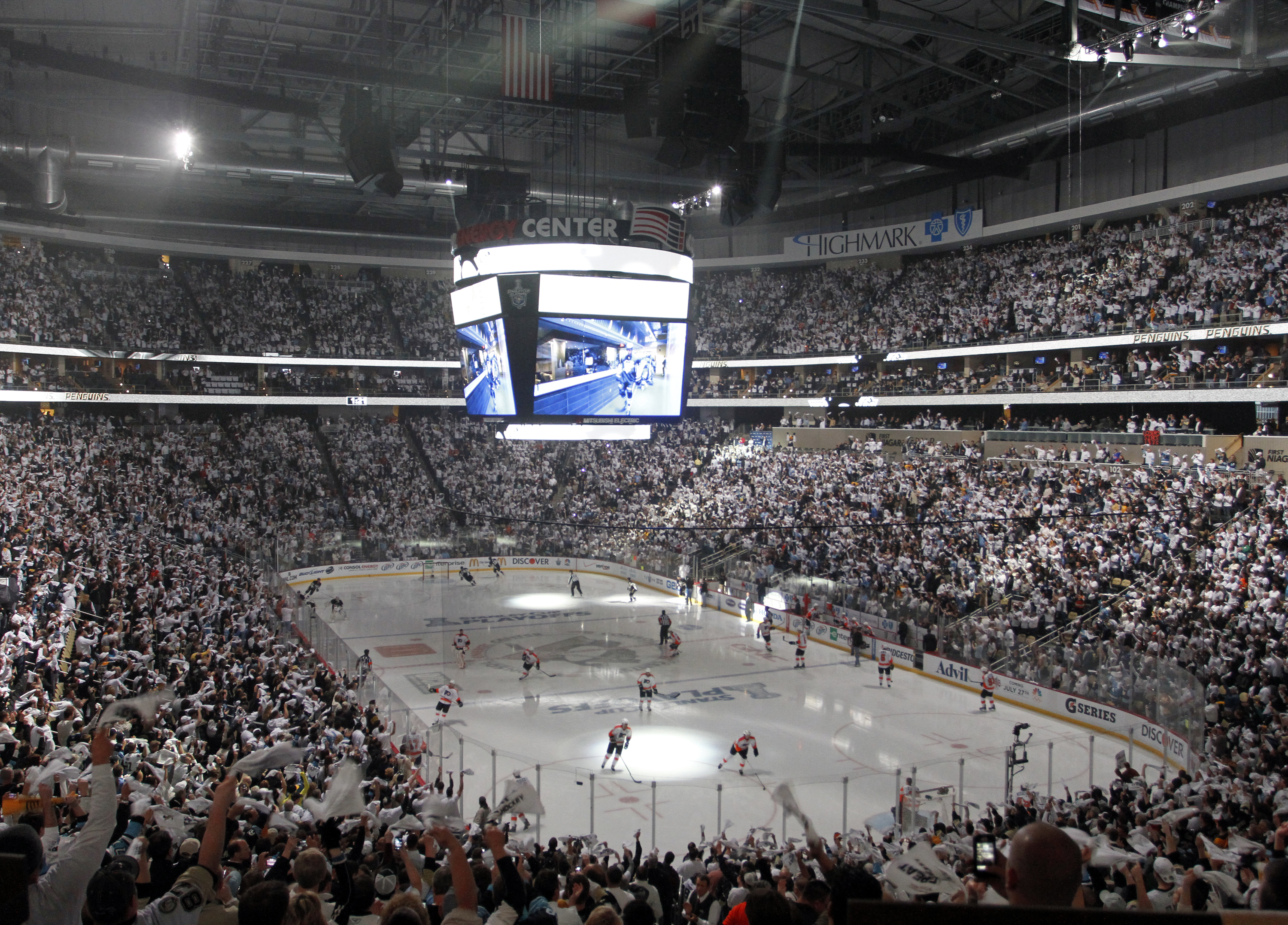 Det var fullt ös i Pittsburghs Consol Energy Center. Supportrarna skapade en magnifik inramning, med sina sedvanliga vita slutspels-t-shirts. Det var fullt ös i Pittsburghs Consol Energy Center. Supportrarna skapade en magnifik inramning, med sina sedvanliga vita slutspels-t-shirts.