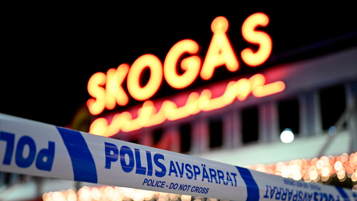 Polisavspärrningar vid Skogås centrum efter mordet den 28 januari i år. Arkivbild.