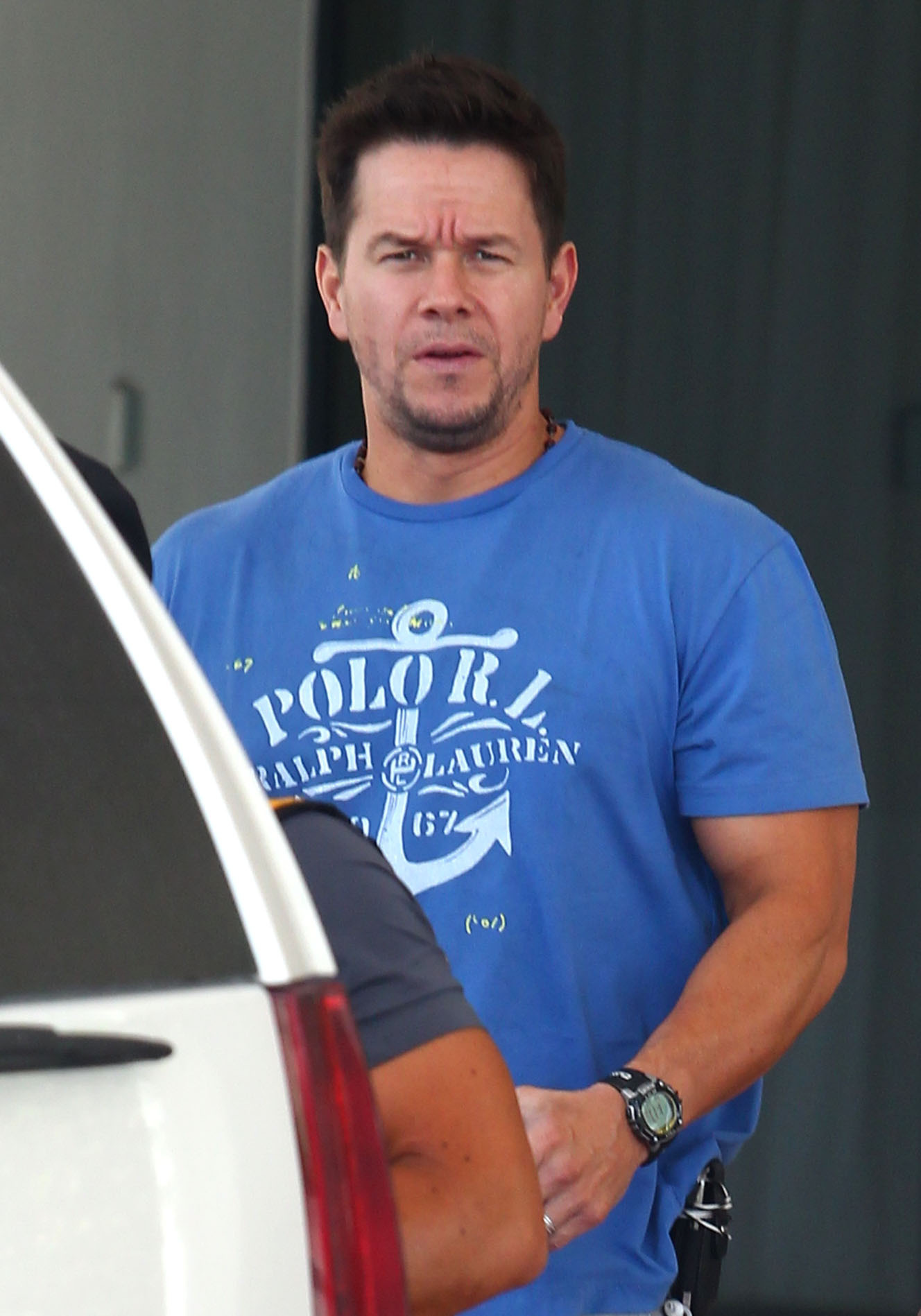 Mark Wahlberg hoppade av skolan när han var 14 år gammal och började jobba kriminellt. Efter några år med knarklagning och liknande dömdes han för misshandel och fick sitta femtio dagar i fängelse. Mark Wahlberg hoppade av skolan när han var 14 år gammal och började jobba kriminellt. Efter några år med knarklagning och liknande dömdes han för misshandel och fick sitta femtio dagar i fängelse.