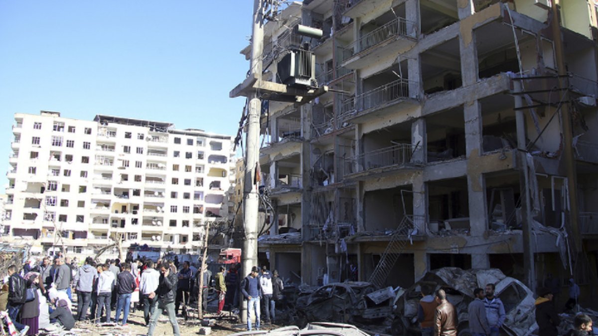 I november 2016 exploderade en bilbomb i Diyarbakir i Turkiet. 