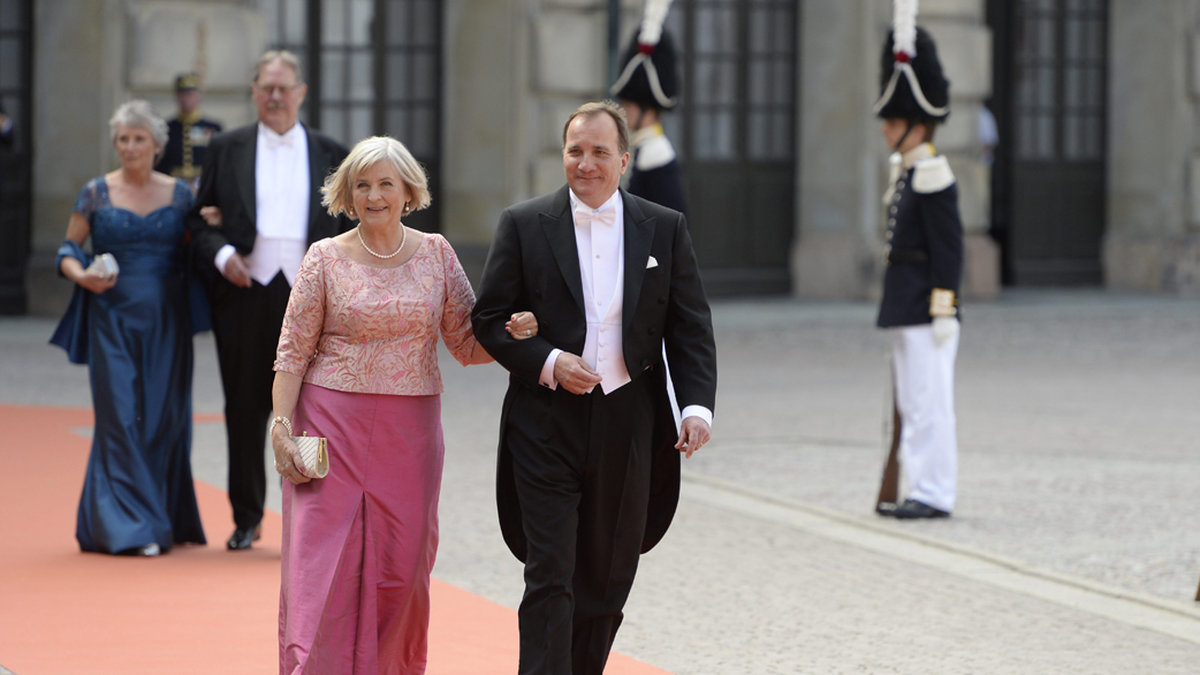 Statsminister Stefan Löfven och hans fru Ulla Löfven var också på plats. Ulla bar en rosa topp och kjol.