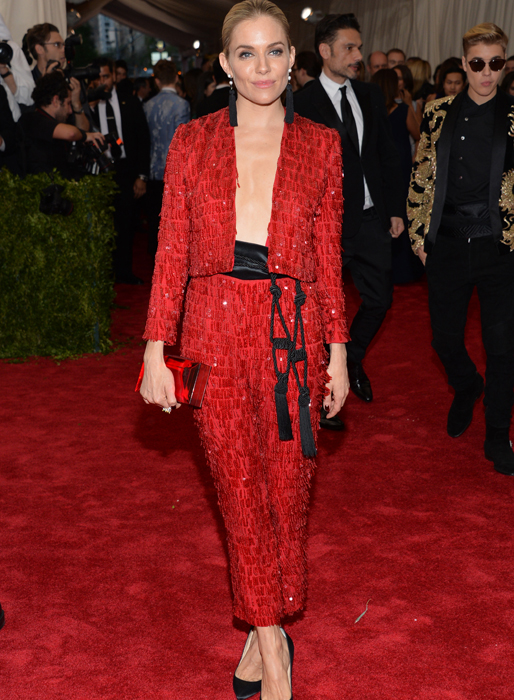 Sienna Miller såg lite ut som en tjurfäktare i rött glitter. Sienna Miller såg lite ut som en tjurfäktare i rött glitter.