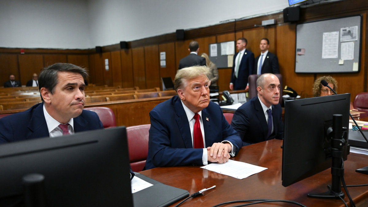 USA:s expresident Donald Trump vid rättegångens första dag.
