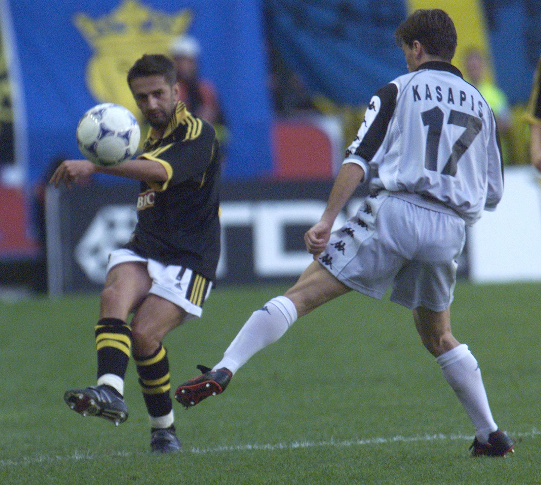 1999: Nebojsa Novakovic slår ett inlägg mot AEK Aten. 1999: Nebojsa Novakovic slår ett inlägg mot AEK Aten.