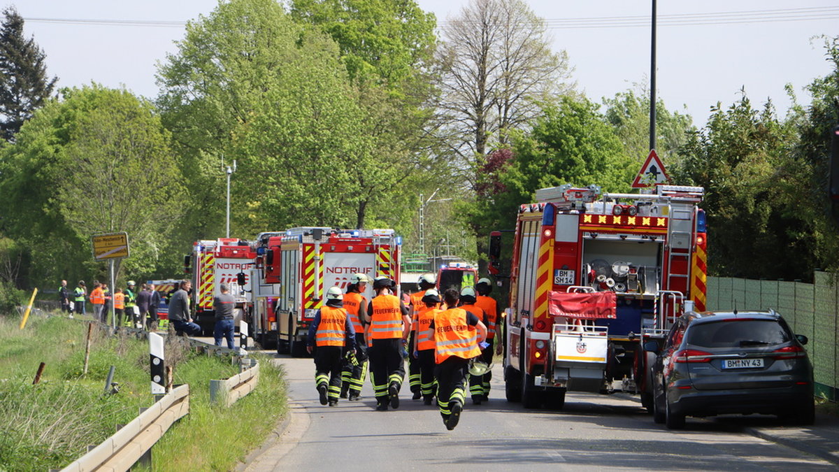 Räddningspersonal på plats efter tågolyckan i tyska Hürth.