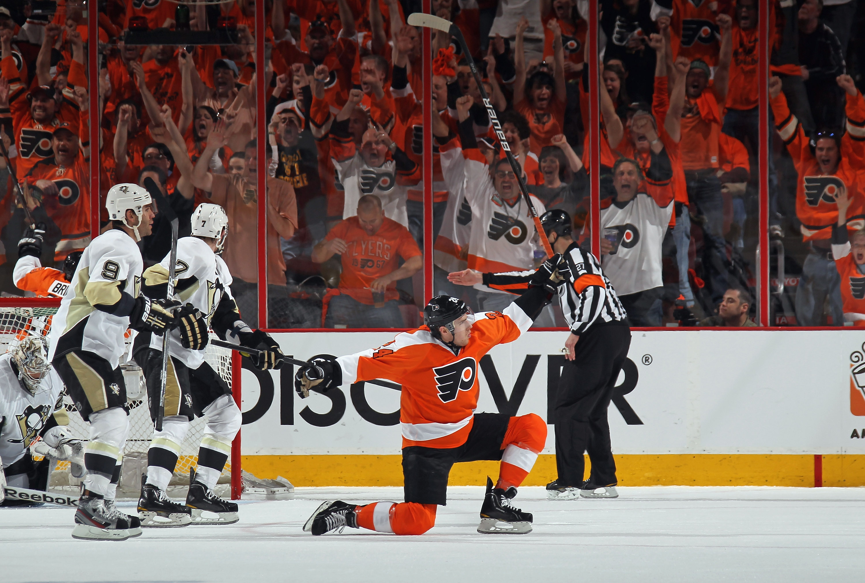 Matt Read, Philadelphia Flyers, jublar efter att ha gjort mål mot Pittsburgh Penguins. Matt Read, Philadelphia Flyers, jublar efter att ha gjort mål mot Pittsburgh Penguins.